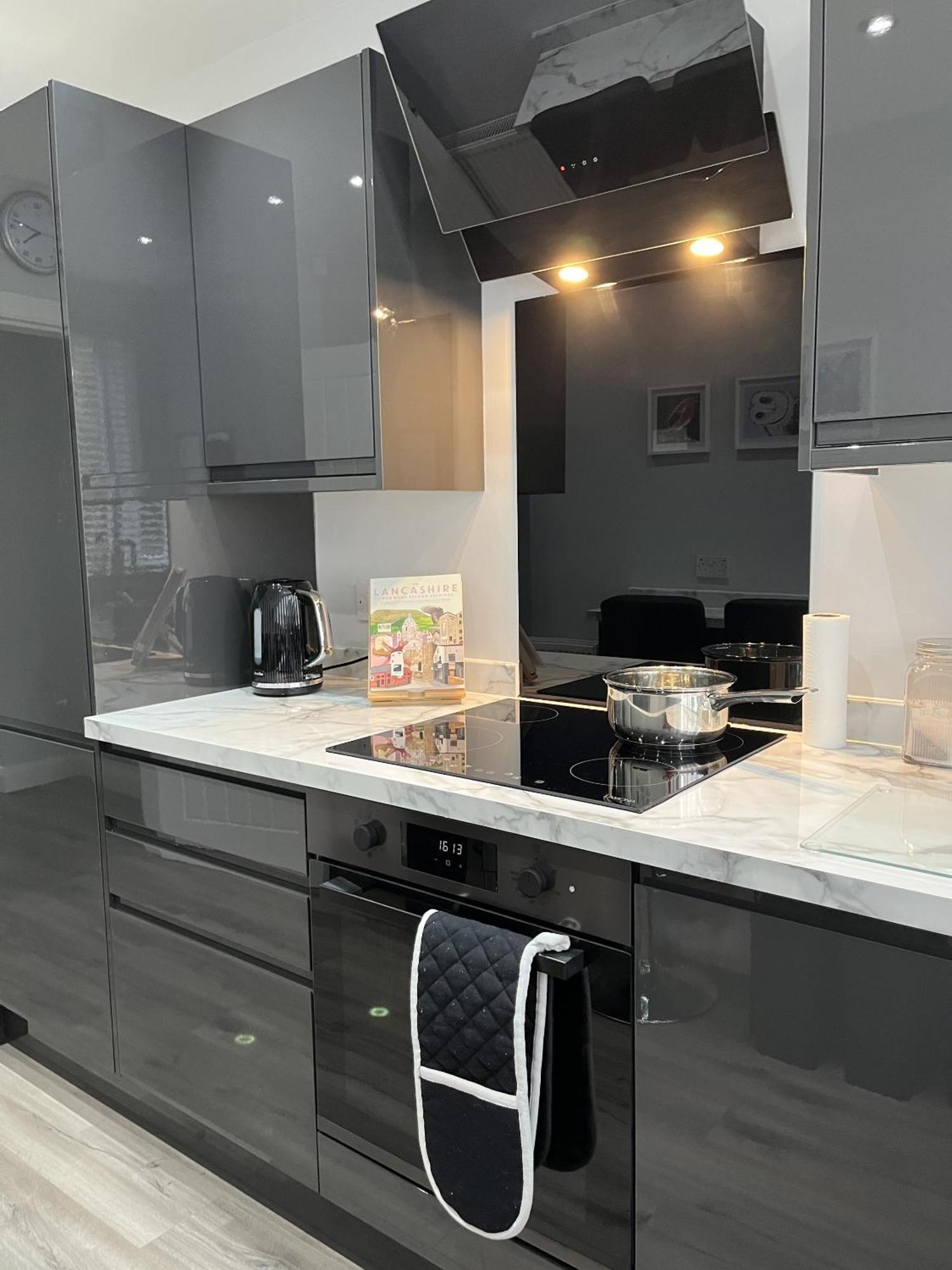 Modern 3-Bed Stay-Away-Home Sleeps 6 Nr Manchester Exterior foto